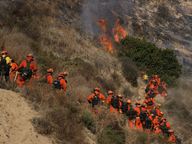 malibu-usa-10th-dec-2024-firefighters-try-to-contain-the-wildfire-on-a-hill-in-malibu-california-the-united-states-dec-10-2024-a-large-wildfire-in-malibu-in-southern-california-has-grown-to