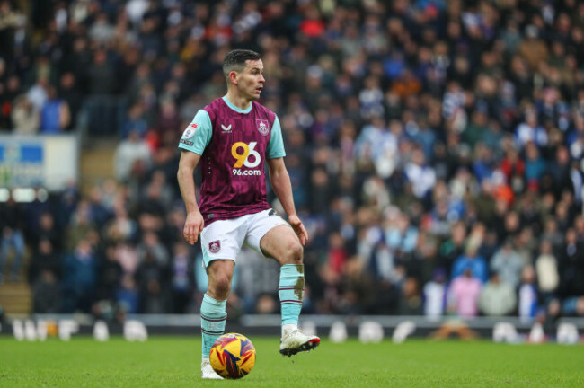 josh-cullen-of-burnley-receives-the-ball-during-the-sky-bet-championship-match-blackburn-rovers-vs-burnley-at-ewood-park-blackburn-united-kingdom-4th-january-2025photo-by-jorge-horstednews-imag