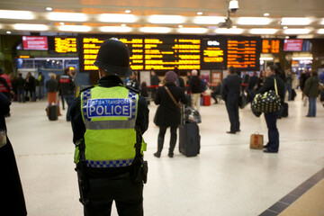 british-transport-police-officer-at-kings-cross-rail-station-london-england-uk-united-kingdom
