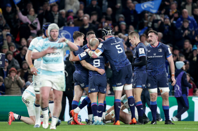 robbie-henshaw-celebrates-scoring-his-first-try-with-teammates