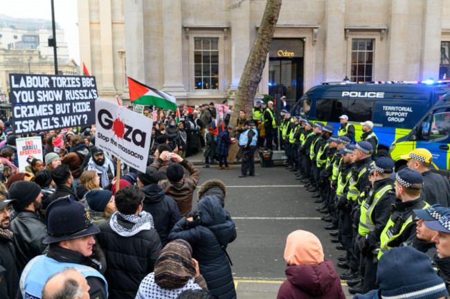 london-uk-18-january-2025-a-crowd-of-pro-palestine-protesters-gather-in-trafalgar-square-after-the-end-of-the-rally-in-whitehall-police-tried-to-end-the-gathering-by-kettling-and-arresting-the-dem