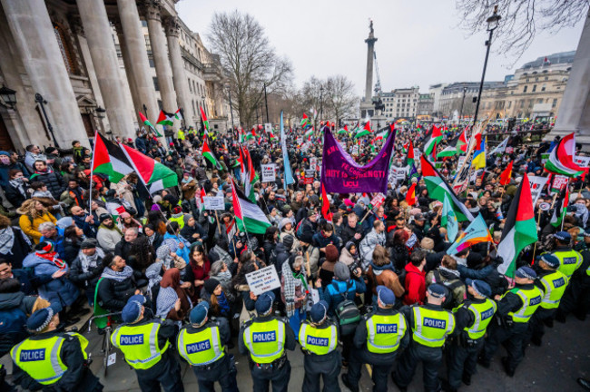 london-uk-18th-jan-2025-the-march-eventually-sets-off-but-is-kettled-again-in-trafalgar-square-by-police-cordons-on-each-corner-the-23rd-national-march-for-palestine-in-london-stating-in-white