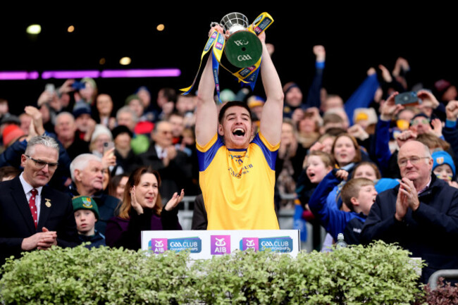 donal-burke-lifts-the-tommy-moore-cup