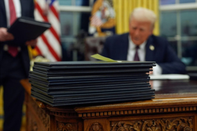 president-donald-trump-signs-executive-orders-in-the-oval-office-of-the-white-house-monday-jan-20-2025-in-washington-ap-photoevan-vucci