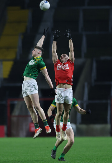brian-odriscoll-and-brian-ohalloran-jump-for-the-dropping-ball