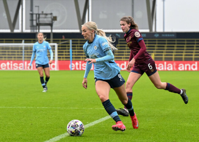 joie-stadium-manchester-england-15th-january-2025-chloe-kelly-of-manchester-city-women-breaks-forwards-with-the-ball-during-the-adobe-womens-fa-cup-match-manchester-city-women-v-ipswich-town-at-t