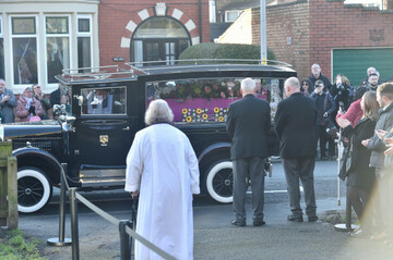Linda Nolan funeral features pink sparkly coffin as sisters lead ...