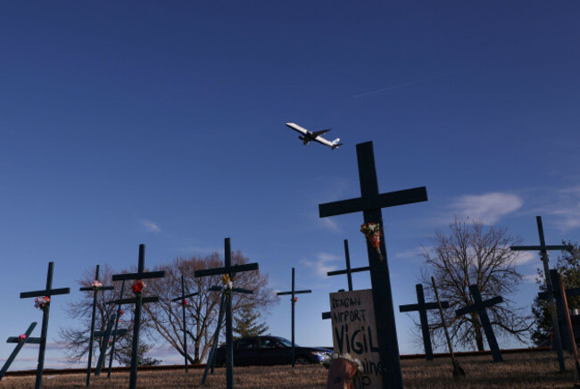 washington-dc-virginia-usa-1st-feb-2025-a-plane-takes-off-from-ronald-reagan-washington-national-airport-on-february-1-2025-over-a-memorial-of-crosses-and-flowers-for-the-victims-of-the-midair-c