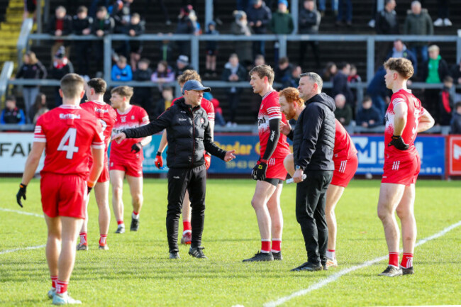 paddy-tally-speaks-to-his-players-before-the-game