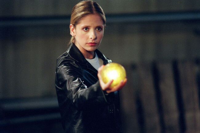 usa-sarah-michelle-gellar-in-the-cwb-television-network-united-paramount-network-tv-series-buffy-the-vampire-slayer-19972003-plot-a-young-woman-destined-to-slay-vampires-demons-and-other