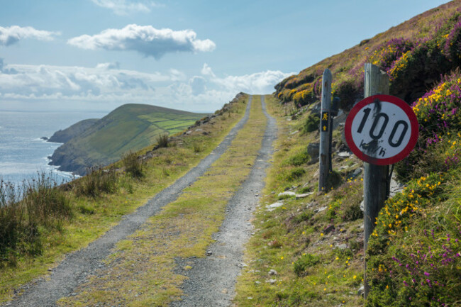 quirky-speed-sign-dursey-island-beara-peninsula-county-cork-ireland