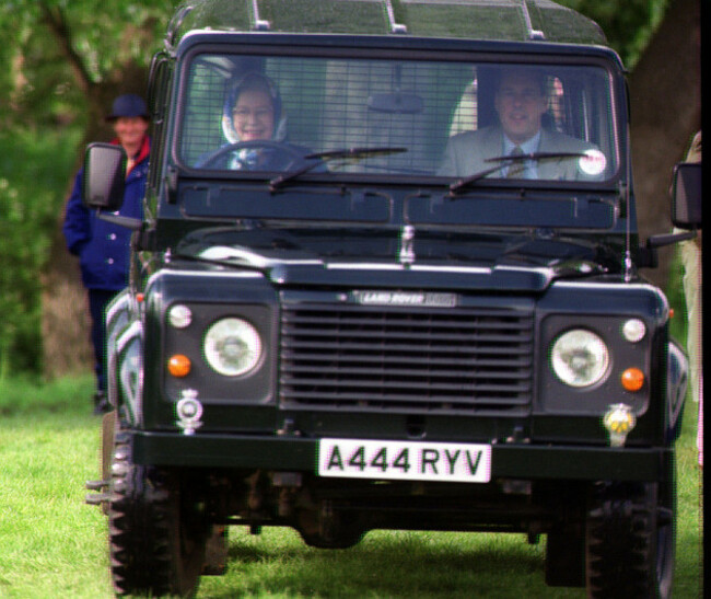 queen-elizabeth-ii-land-rover-display