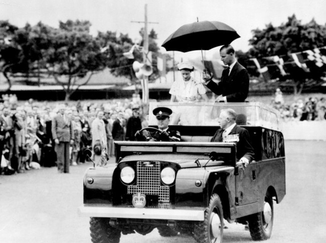 queen-elizabeth-ii-land-rover-display