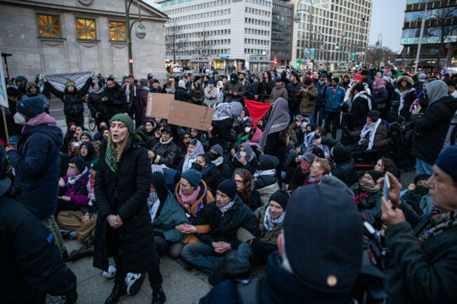 berlin-berlin-germany-8th-feb-2025-a-police-crackdown-forcibly-dispersed-a-pro-palestinian-protest-at-wittenbergplatz-in-berlin-on-saturday-february-8-2025-after-repeated-breaches-of-the-stric