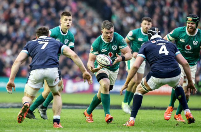 peter-omahony-comes-up-against-rory-darge-and-jonny-gray