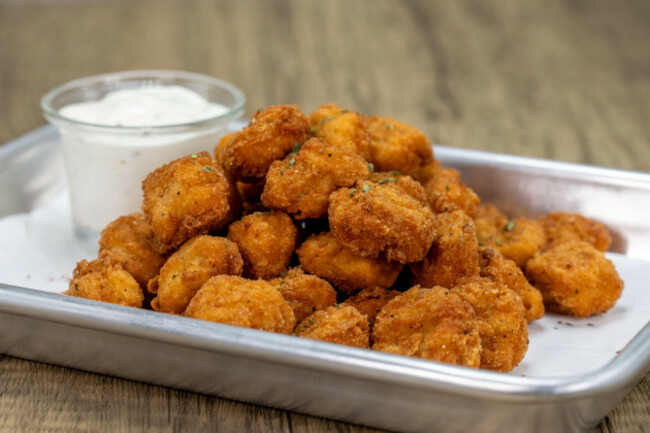 crispy-order-of-popcorn-chicken-nuggets-on-a-tray-with-ranch-dipping-sauce