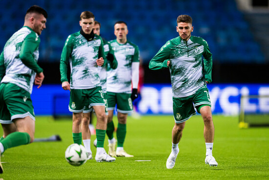 molde-norway-13th-feb-2025-250213-dylan-watts-of-shamrock-rovers-warms-up-ahead-of-the-uefa-europa-conference-league-play-off-match-between-molde-and-shamrock-rovers-on-february-13-2025-in-molde