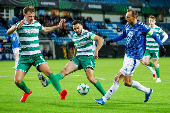 shamrock-rovers-daniel-cleary-left-and-roberto-lopes-center-fight-for-the-ball-with-moldes-magnus-wolff-eikrem-during-the-europa-conference-league-football-match-between-molde-and-shamrock-rover