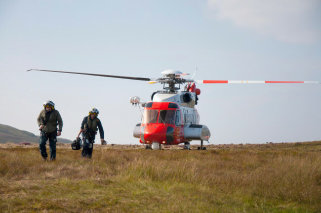 irish-coast-guard-ircg-garda-costa-na-heireann-sikorsky-helicopter-lands-on-the-bog-during-a-medical-rescue-in-rural-ireland