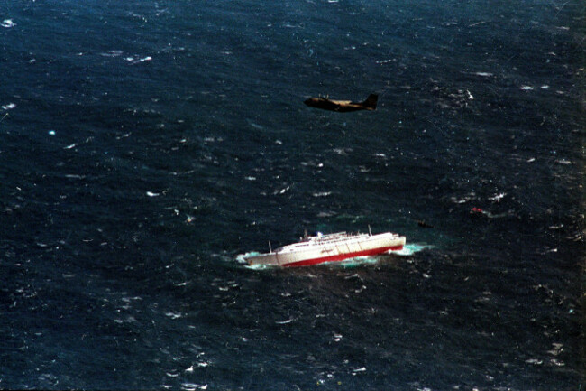 the-14000-tonne-greek-cruise-ship-oceanos-lies-sinking-off-the-coast-of-south-africa-on-aug-4-1991-helicopters-and-cargo-ships-rescued-the-580-passengers-and-crew-members-before-the-luxury-liner-w