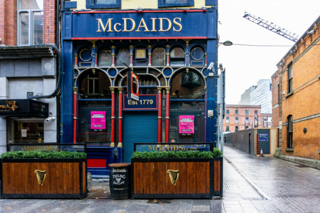 mcdaids-public-house-and-bar-in-harry-street-dublin-ireland-once-a-famous-literary-haunt-brendan-behan-was-a-regular-drinker-here