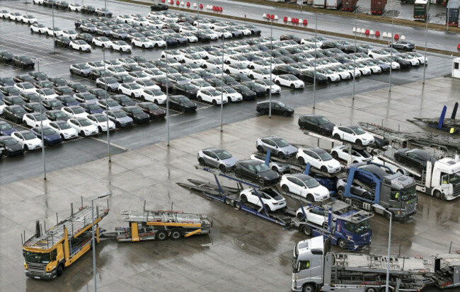 tesla-y-new-cars-are-loaded-onto-car-transporters-at-the-tesla-giga-factory-gruenheide-25-09-2024-gruenheide-brandenburg-germany-europe