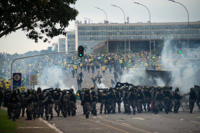 brasilia-brazil-08th-jan-2023-brasilia-brazil-08th-jan-2023-supporters-of-former-brazilian-president-bolsonaro-back-clash-with-law-enforcement-officers-in-the-capital-who-form-a-chain-behin