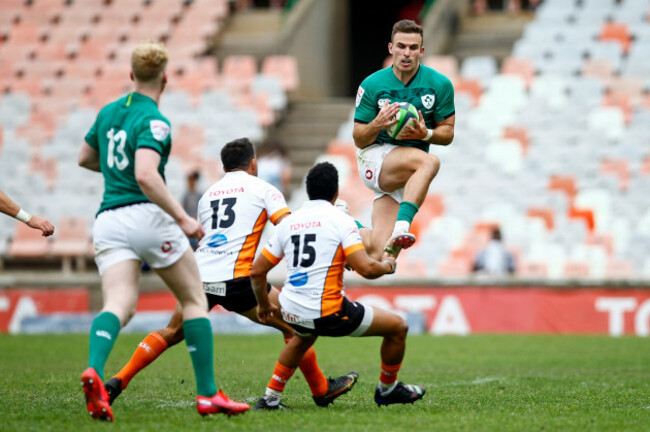 shane-daly-catches-the-ball-ahead-of-david-brits-and-cohen-jasper