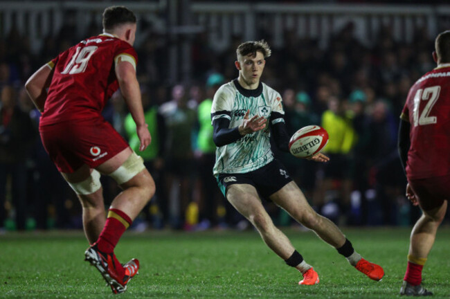 tom-wood-passes-the-ball