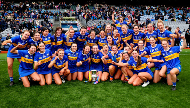tipperary-celebrate-with-the-trophy