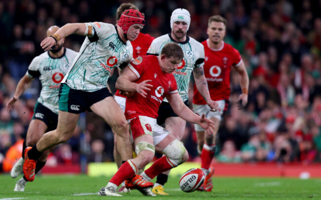 josh-van-der-flier-tackles-jac-morgan