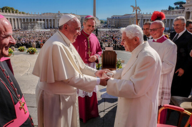 the-vatican-28th-sep-2014-pope-benedict-xvi-pope-francis-meet-the-grandfathers-of-the-world-st-peter-square-28-september-2014-credit-realy-easy-staralamy-live-news