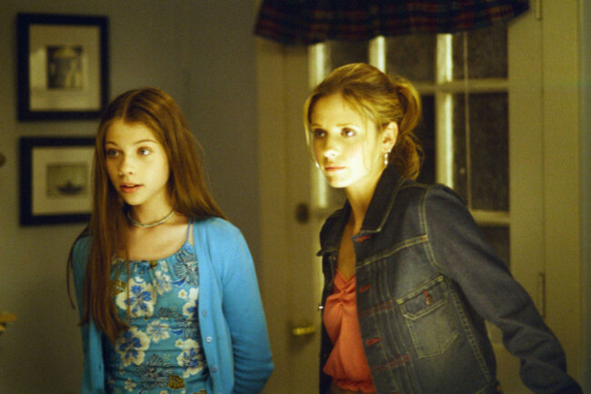 usa-sarah-michelle-gellar-and-michelle-trachtenberg-in-the-cwb-television-network-united-paramount-network-tv-series-buffy-the-vampire-slayer-19972003-plot-a-young-woman-destined-to-slay