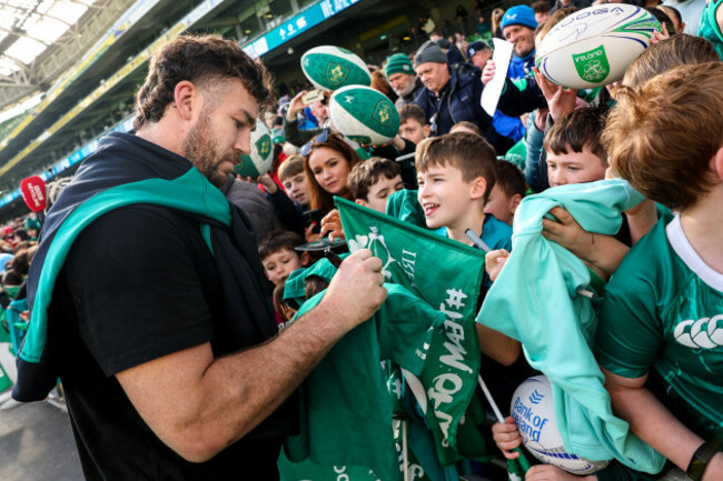 caelan-doris-signs-autographs-for-fans