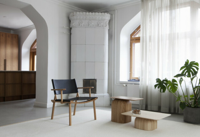 DECEMBER LOUNGE DEC-ARM-LB-O and APRIL APR1-O APR2-O oak, wood oil mix, black leather_space