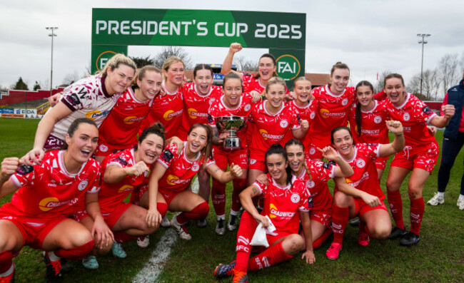 the-shelbourne-team-celebrate-with-the-trophy