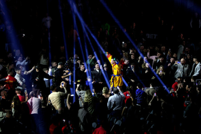 paddy-donovan-makes-his-way-to-the-ring