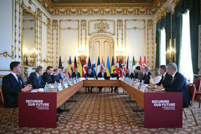 french-president-emmanuel-macron-prime-minister-sir-keir-starmer-and-ukrainian-president-volodymyr-zelensky-sit-at-the-head-of-the-table-with-other-european-leaders-during-a-summit-on-the-situation