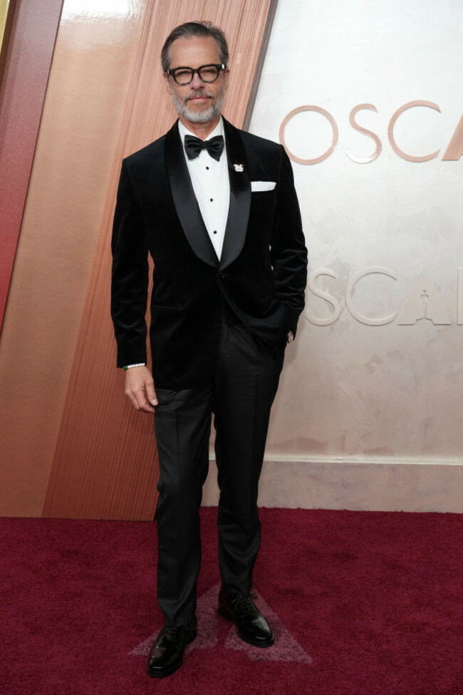 guy-pearce-arrives-at-the-oscars-on-sunday-march-2-2025-at-the-dolby-theatre-in-los-angeles-photo-by-jordan-straussinvisionap