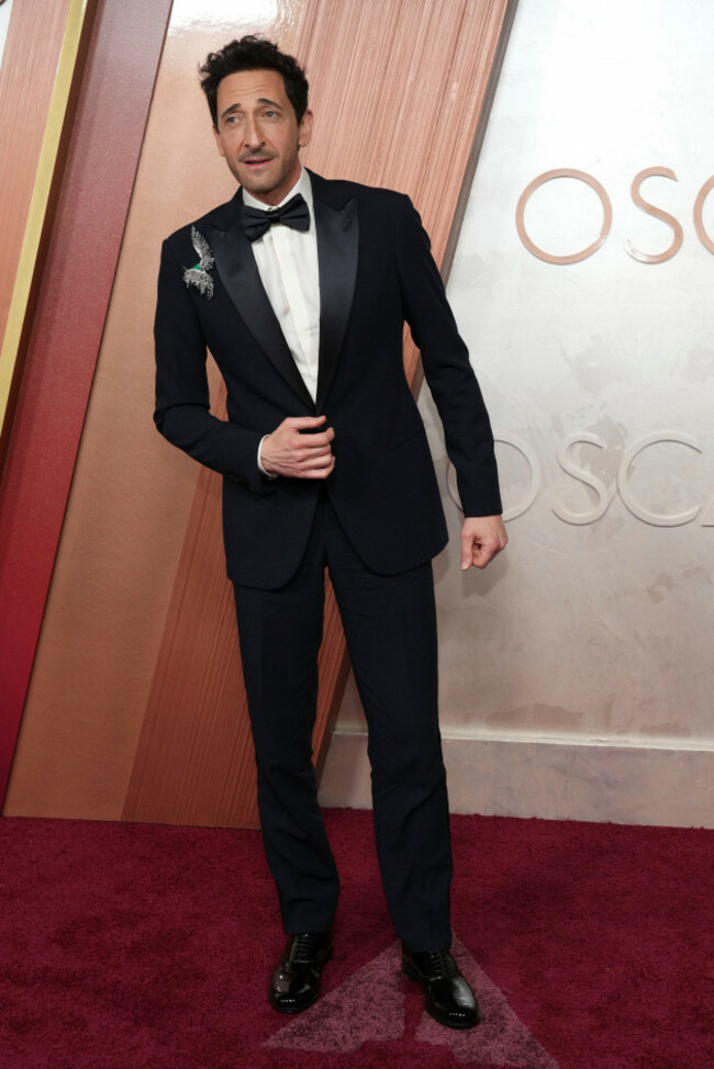 adrien-brody-arrives-at-the-oscars-on-sunday-march-2-2025-at-the-dolby-theatre-in-los-angeles-photo-by-jordan-straussinvisionap