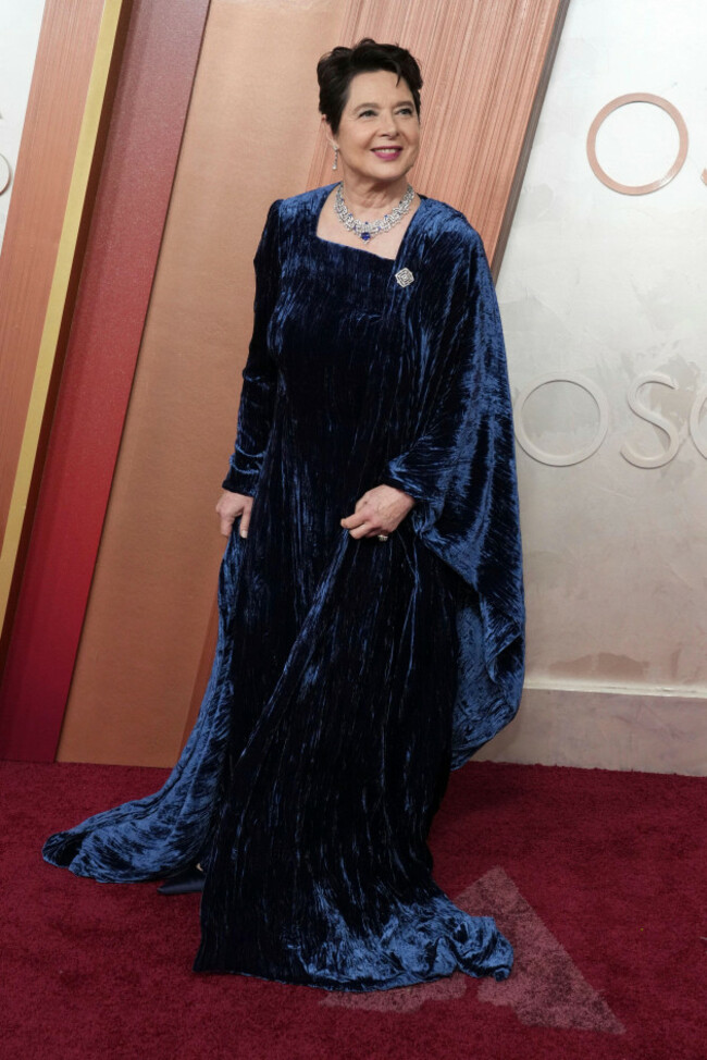 isabella-rossellini-arrives-at-the-oscars-on-sunday-march-2-2025-at-the-dolby-theatre-in-los-angeles-photo-by-jordan-straussinvisionap