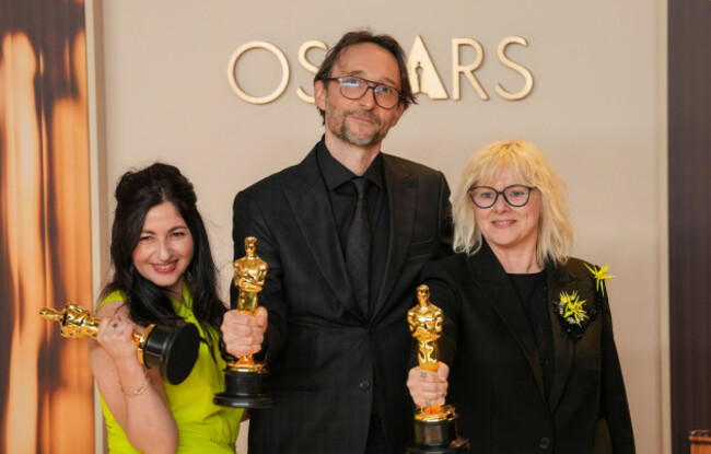 los-angeles-united-states-02nd-mar-2025-marilyne-scarselli-pierre-olivier-persin-and-stephanie-guillon-l-r-celebrate-backstage-after-winning-the-oscar-for-makeup-and-hairstyling-for-the-subst