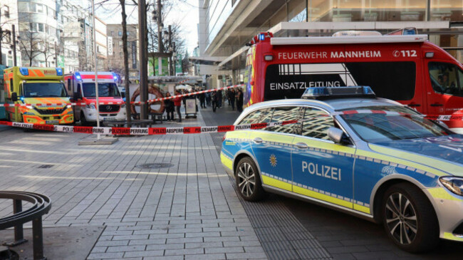 mannheim-germany-03rd-mar-2025-emergency-vehicles-from-the-police-and-rescue-services-are-on-a-large-scale-operation-in-the-city-center-according-to-a-dpa-reporter-debris-could-be-seen-at-the-sc