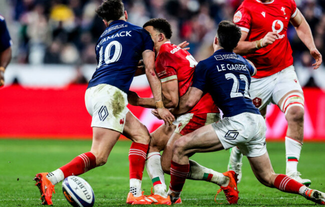 romain-ntamack-makes-a-high-tackle-on-ben-thomas-which-later-results-in-a-red-card