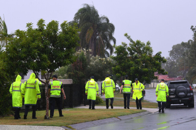 brisbane-australia-05th-mar-2025-police-walk-door-to-door-warning-residents-in-cleveland-about-impending-cyclone-alfred-in-brisbane-wednesday-march-5-2025-aap-imagejono-searle-no-archiving