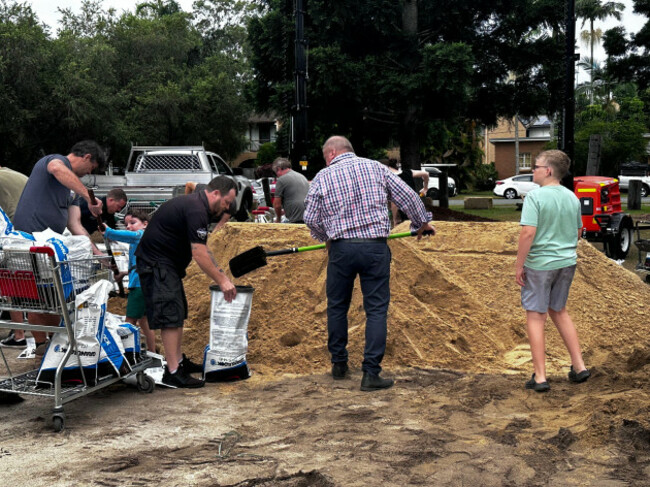 brisbane-australia-05th-mar-2025-residents-including-local-mp-russell-field-sandbagging-ahead-of-the-cyclone-at-capalaba-east-of-brisbane-wednesday-march-5-2025-aap-imagesavannah-meacham-no