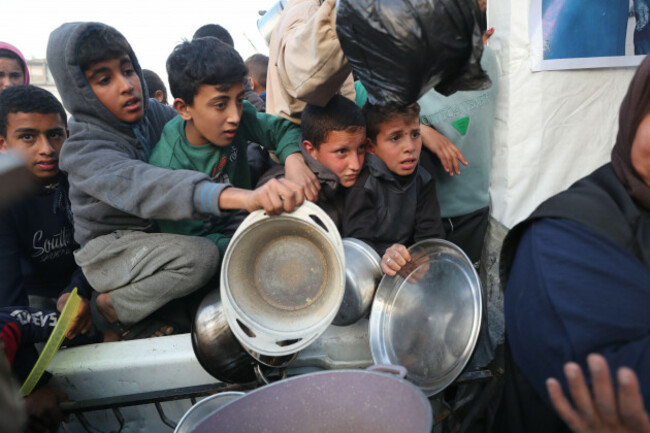gaza-4th-mar-2025-people-wait-to-receive-food-relief-during-ramadan-in-gaza-city-on-march-4-2025-credit-mahmoud-zakixinhuaalamy-live-news