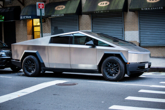 elektroauto-tesla-cybertruck-in-new-york-am-strabenrand-geparkt