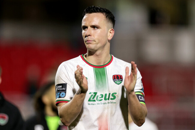 charlie-lyons-applauds-the-fans-after-the-game
