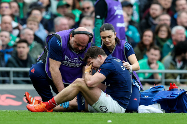 antoine-dupont-receives-medical-attention